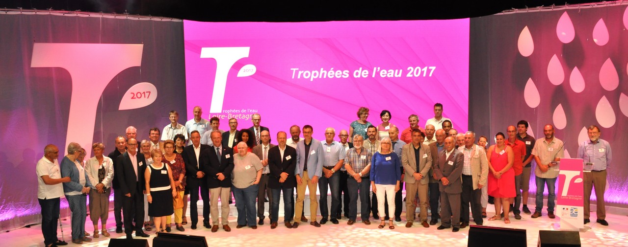 Photo des lauréats lors de la remise des Trophées de l'eau 2017