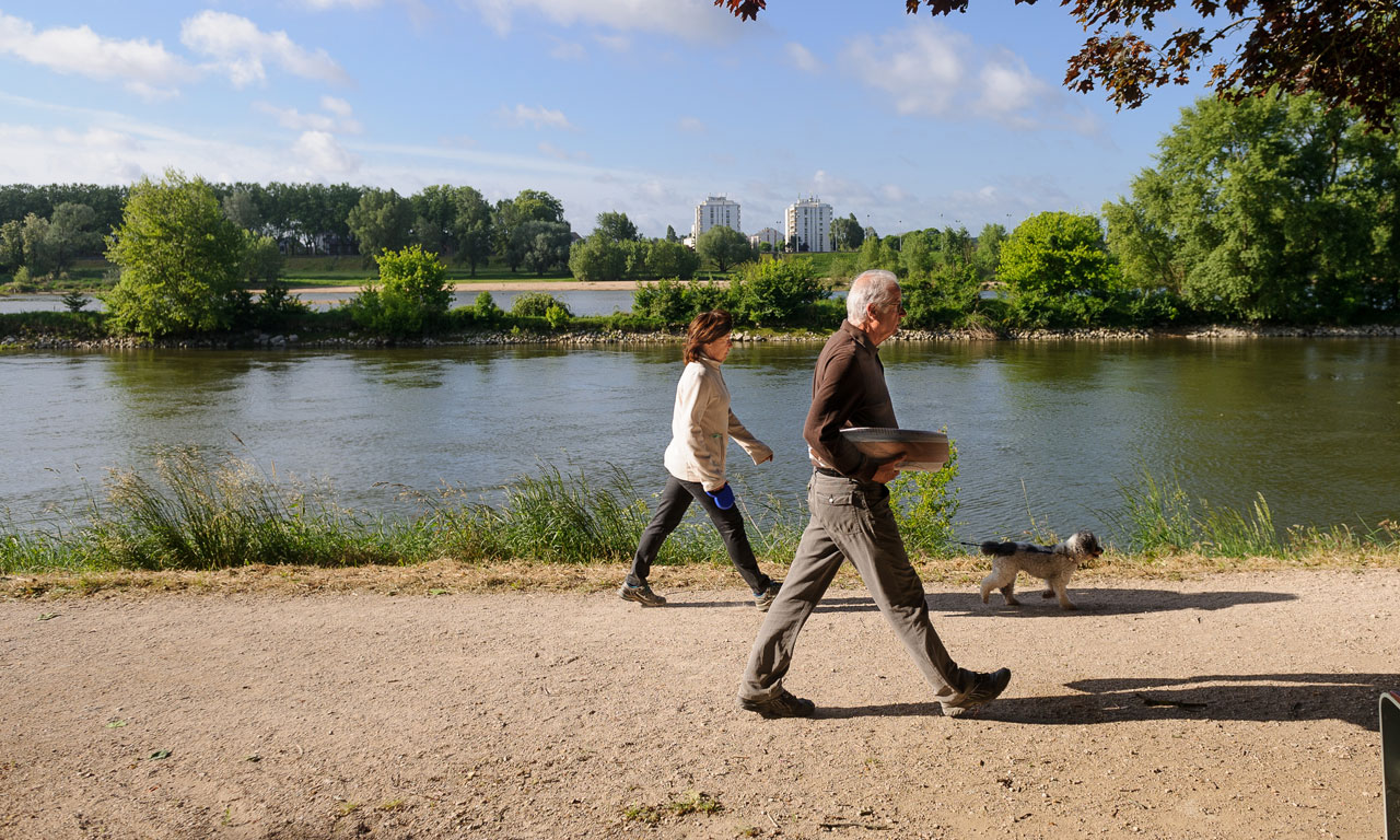 photo de promeneurs sur les bords de Loire à Orléans