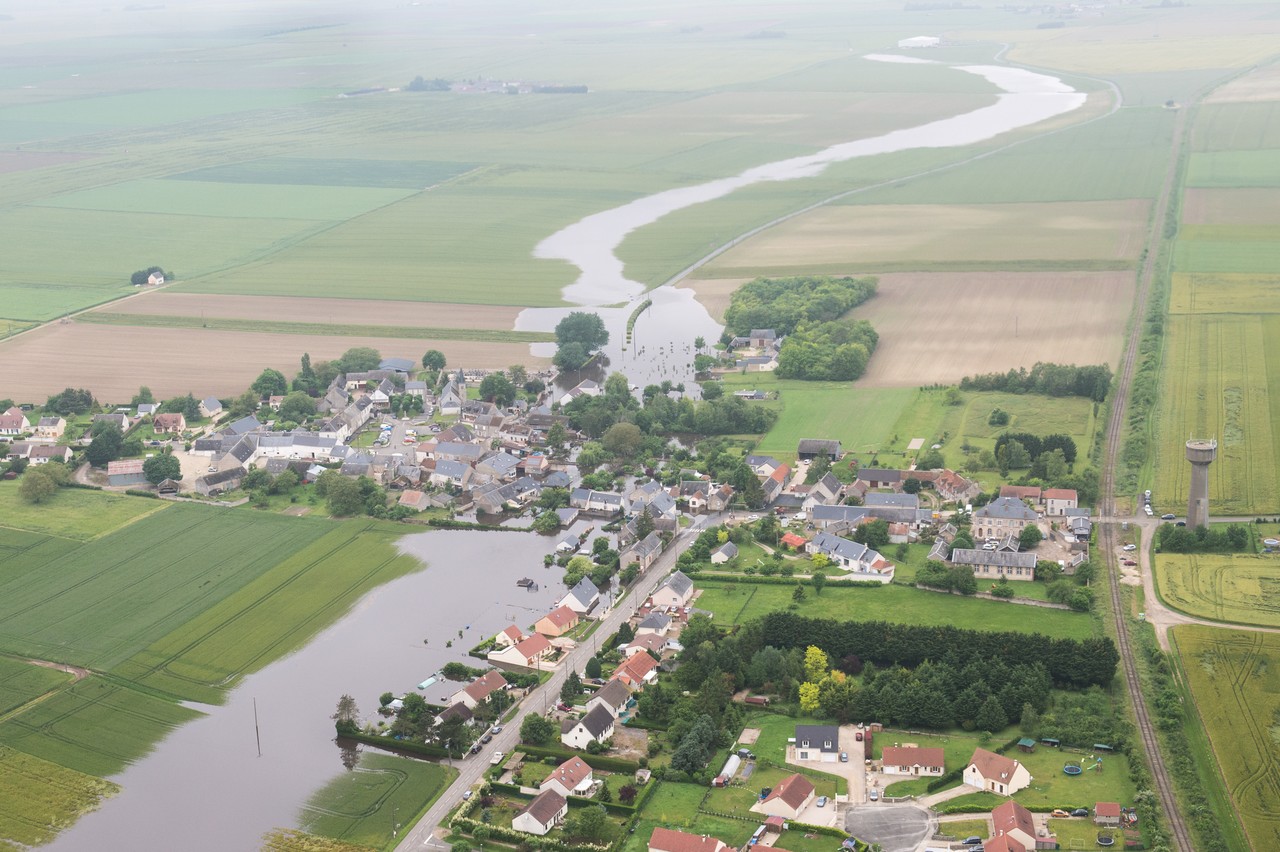photo d'une inondation dans un village traversé par une rivière dans la région d'Orléans